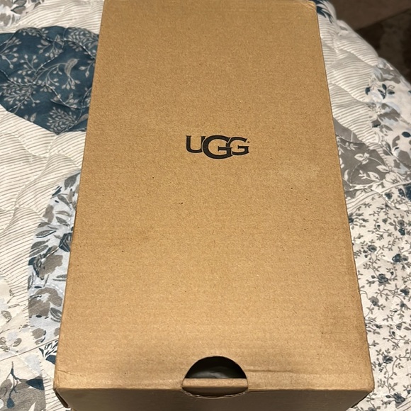 Ugg Dakota genuine slippers size 5 seem to run small lt brown new in the box - Picture 7 of 7